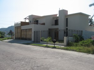 Carlos Avisos dse propiedades en Mexico en Barra de Navidad |  Casa en Renta barra de navidad 7, 10, 15, 30 o + dias, Amplia 4 reamaras alberca climas cochera techada telefono cable pantalla tv