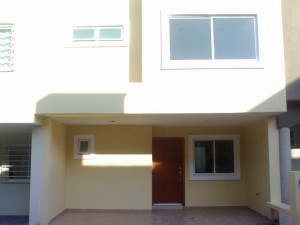  Avisos dse propiedades en Mexico en Zapopan |  Rento Casa Nueva en Av. Valdepe&ntilde;as, En coto, caseta de vigilancia 24 hrs, parque con terraza para eventos